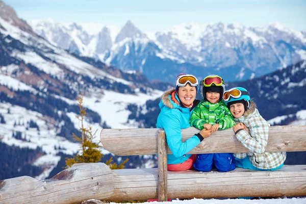 Deux enfants avec la mère, profitant des vacances d'hiver. — Stockfoto
