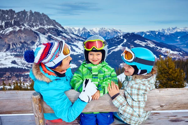 Twee kinderen met moeder genieten van winter vakanties. — Stockfoto