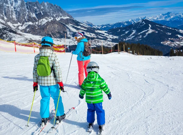 Twee kinderen met moeder genieten van winter vakanties. — Stockfoto