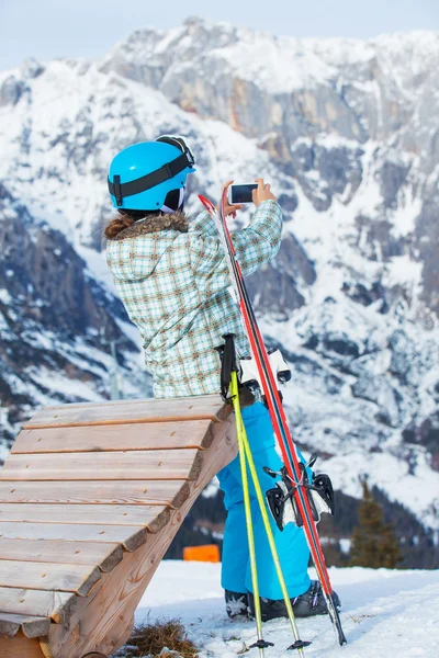 Kız bir eğlenceli üzerinde kayak vardır. — Stok fotoğraf