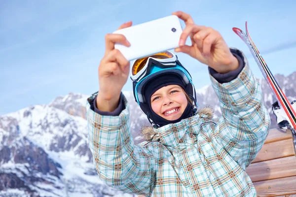 女孩对滑雪的乐趣 — Stockfoto