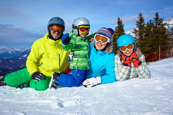 Familjen njuter av vintern semester. — Stockfoto