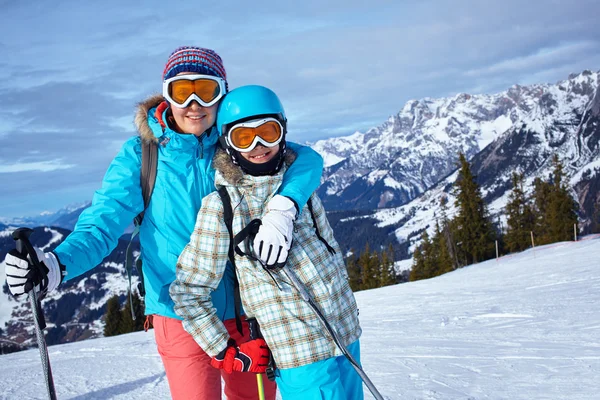 Famiglia che si gode le vacanze invernali . — Foto Stock