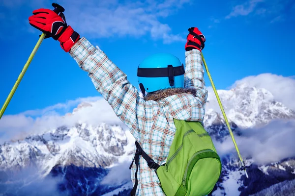 Dívka má zábava na lyžích — Stock fotografie