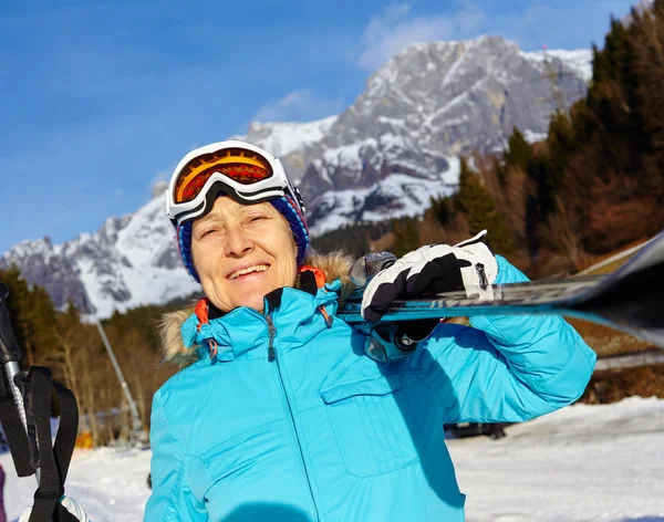 Üst düzey kayakçı kadın — Stok fotoğraf