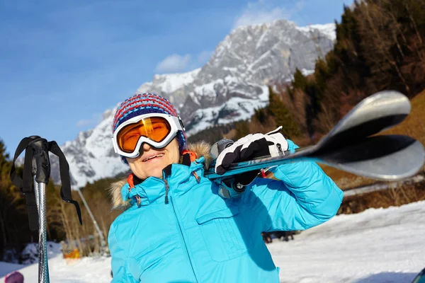 Mulher esquiadora sénior — Fotografia de Stock