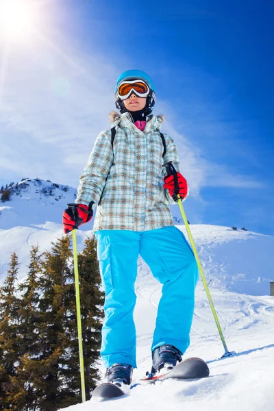 Chica tiene una diversión en el esquí —  Fotos de Stock