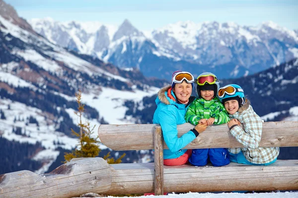 Deux enfants avec la mère, profitant des vacances d'hiver. — Stockfoto