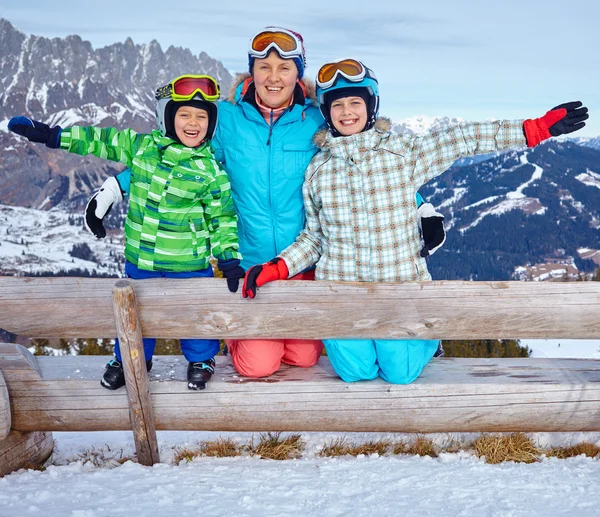 Dos niños con madre disfrutando de las vacaciones de invierno . — Foto de Stock