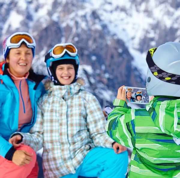 Esquí, invierno, nieve, esquiadores, sol y diversión — Foto de Stock