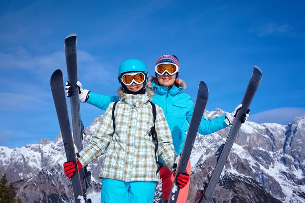 Ski, inverno, sol e diversão — Fotografia de Stock