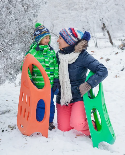 Familie plezier met slee in winter park — Stockfoto