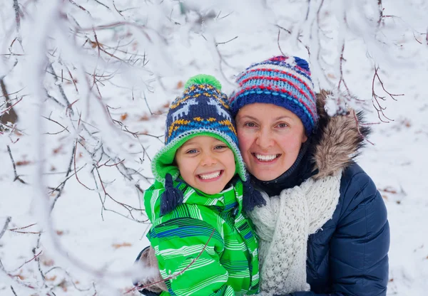 Winterjunge mit Mutter — Stockfoto