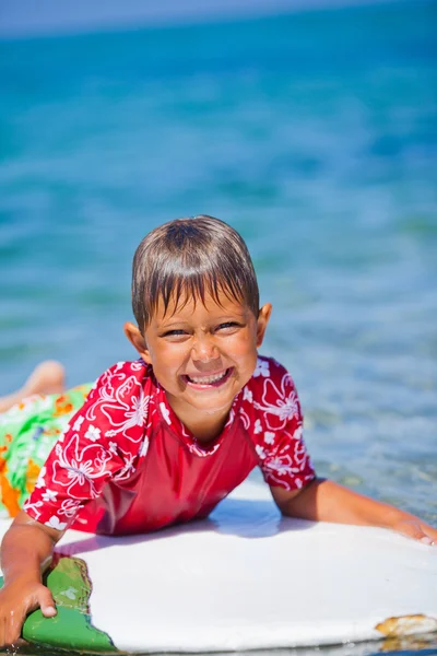 Chico divirtiéndose con tabla de surf — Foto de Stock