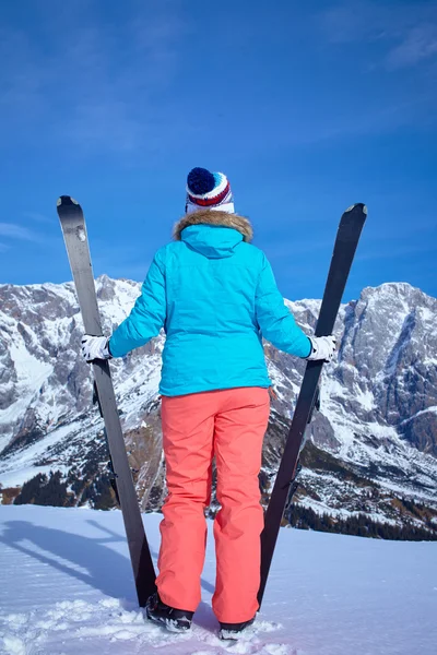 Ski, inverno, neve, esquiadores, sol e diversão — Fotografia de Stock