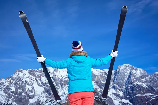 Skidor, vinter, snö, skidåkare, sol och nöje — Stockfoto