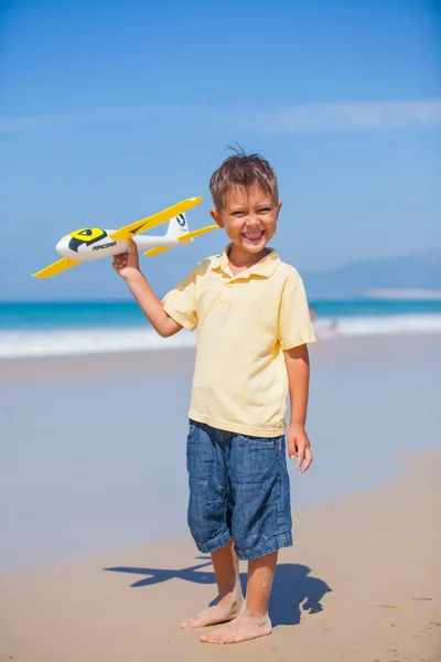 Junge mit Drachen — Stockfoto