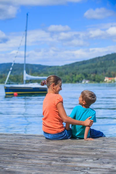 호수에서 아이 들 — 스톡 사진