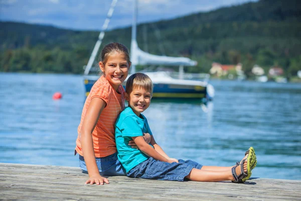 Çocuklar göle — Stok fotoğraf