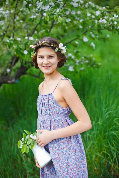 Girl in spring garden — Stock Photo, Image