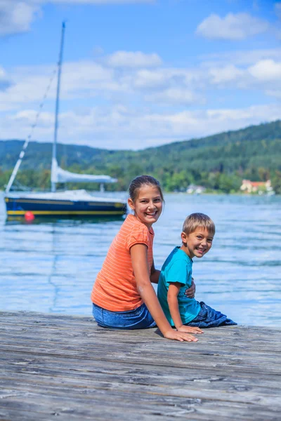 Çocuklar göle — Stok fotoğraf