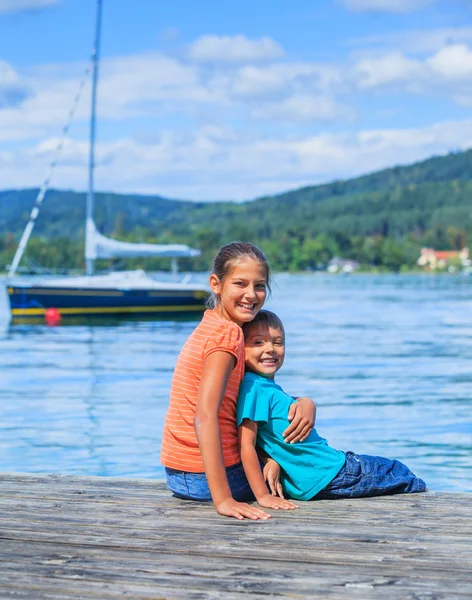 Barnen på sjön — Stockfoto