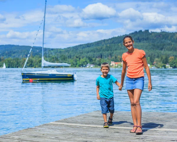 Niños en el lago — Foto de Stock