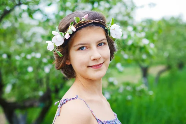 Meisje in lentetuin — Stockfoto