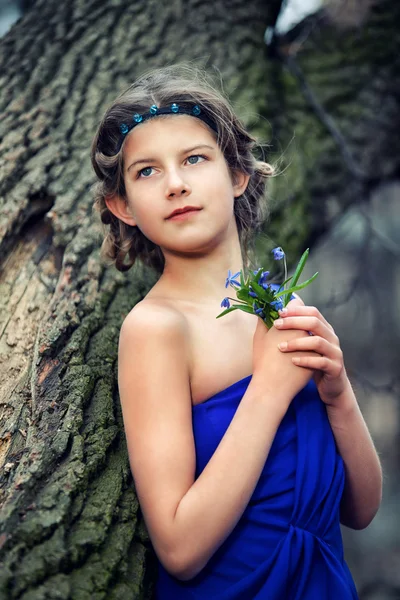 Menina na floresta de primavera — Fotografia de Stock