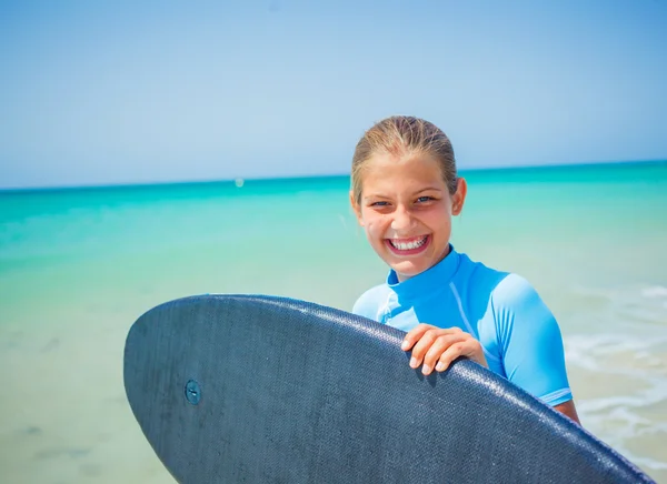 サーフィンの女の子 — ストック写真