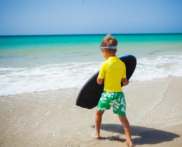 Niño con surf —  Fotos de Stock