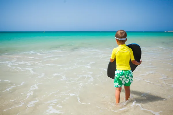 Pojke med surf — Stockfoto