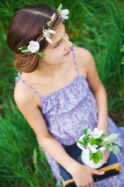 Menina no jardim da primavera — Fotografia de Stock