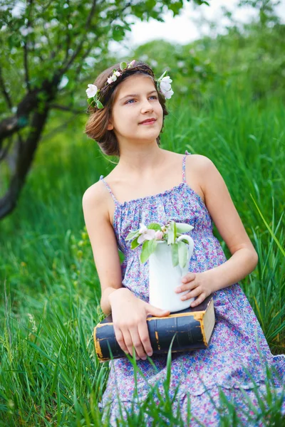 Meisje in lentetuin — Stockfoto