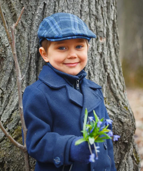 Menino na floresta de primavera — Fotografia de Stock