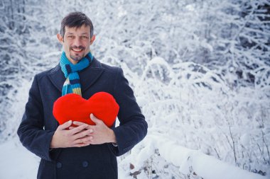 adam tutarak kırmızı kalp.