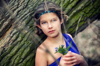 Bahar ormanındaki kız