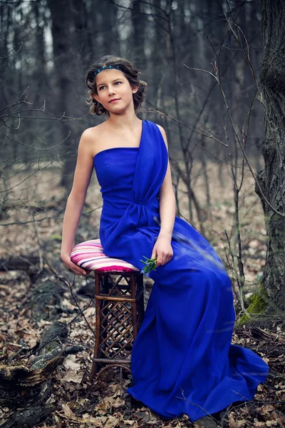 Girl in spring forest — Stock Photo, Image