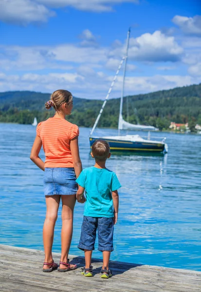 Діти біля озера — стокове фото