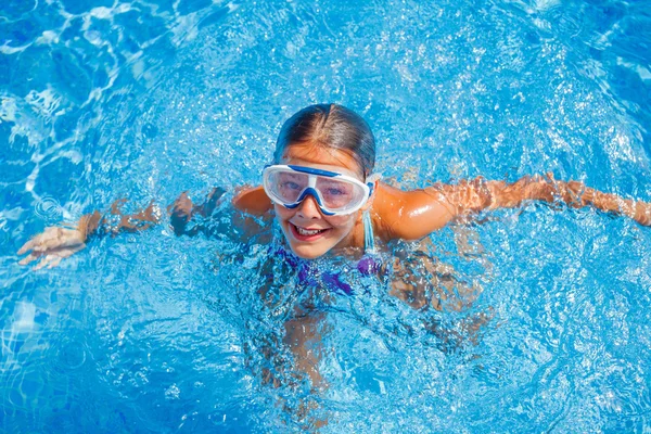 Menina na piscina — Fotografia de Stock