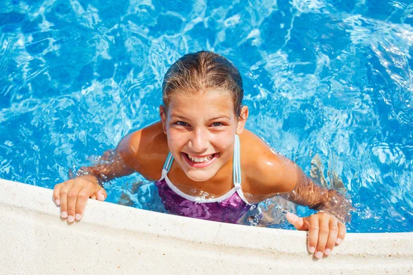 Menina na piscina — Fotografia de Stock