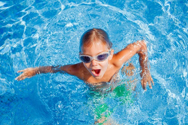 Rapaz na piscina — Fotografia de Stock