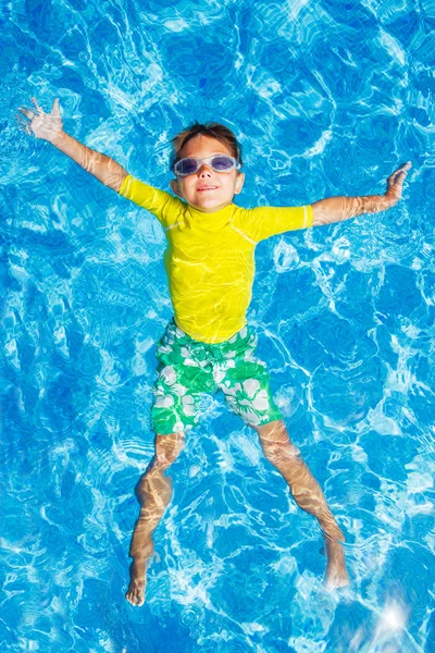 Rapaz na piscina — Fotografia de Stock