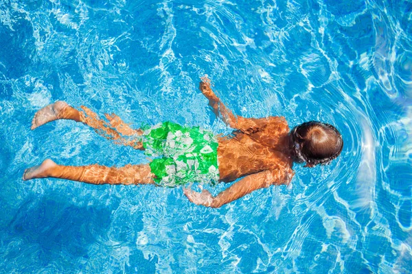 Junge im Pool — Stockfoto