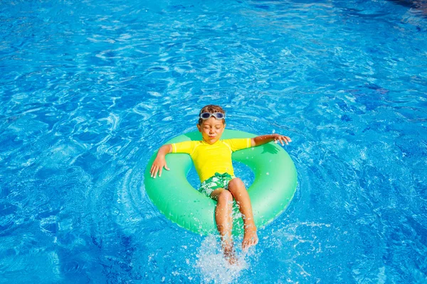 Ragazzo nuota in una piscina — Foto Stock