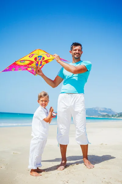 Menino e seu pai com papagaio . — Fotografia de Stock