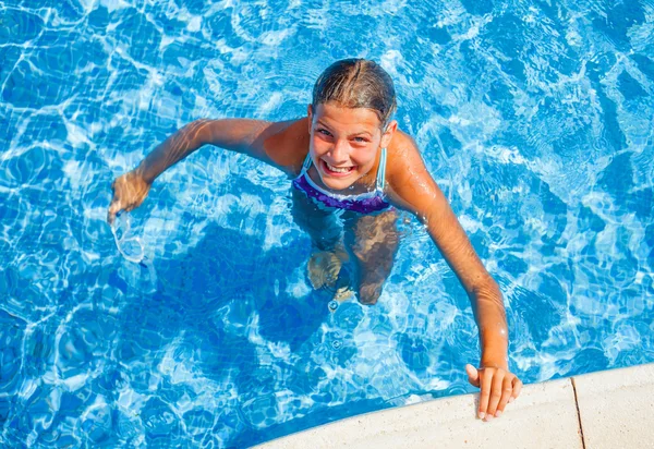 Chica en la piscina — Foto de Stock