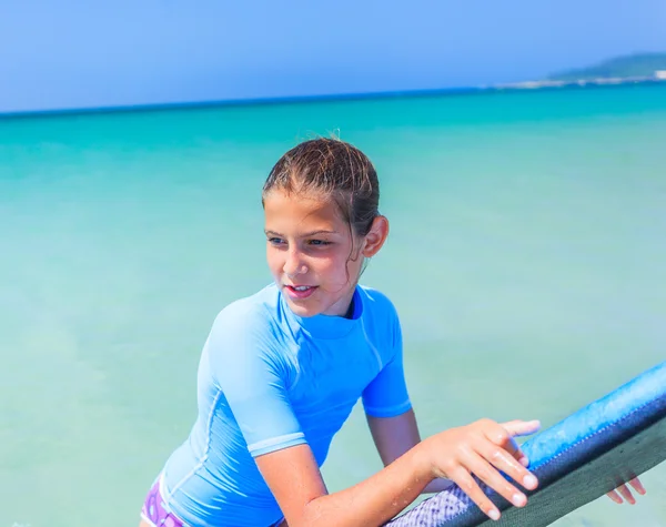 Chica con surf —  Fotos de Stock