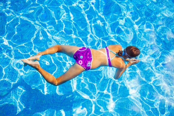 Mädchen im Pool — Stockfoto