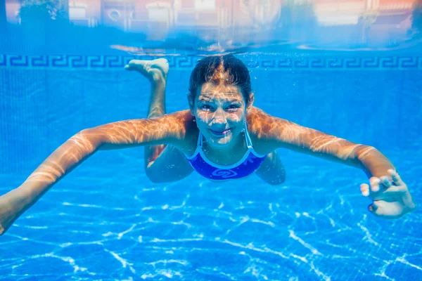 Mädchen unter Wasser — Stockfoto